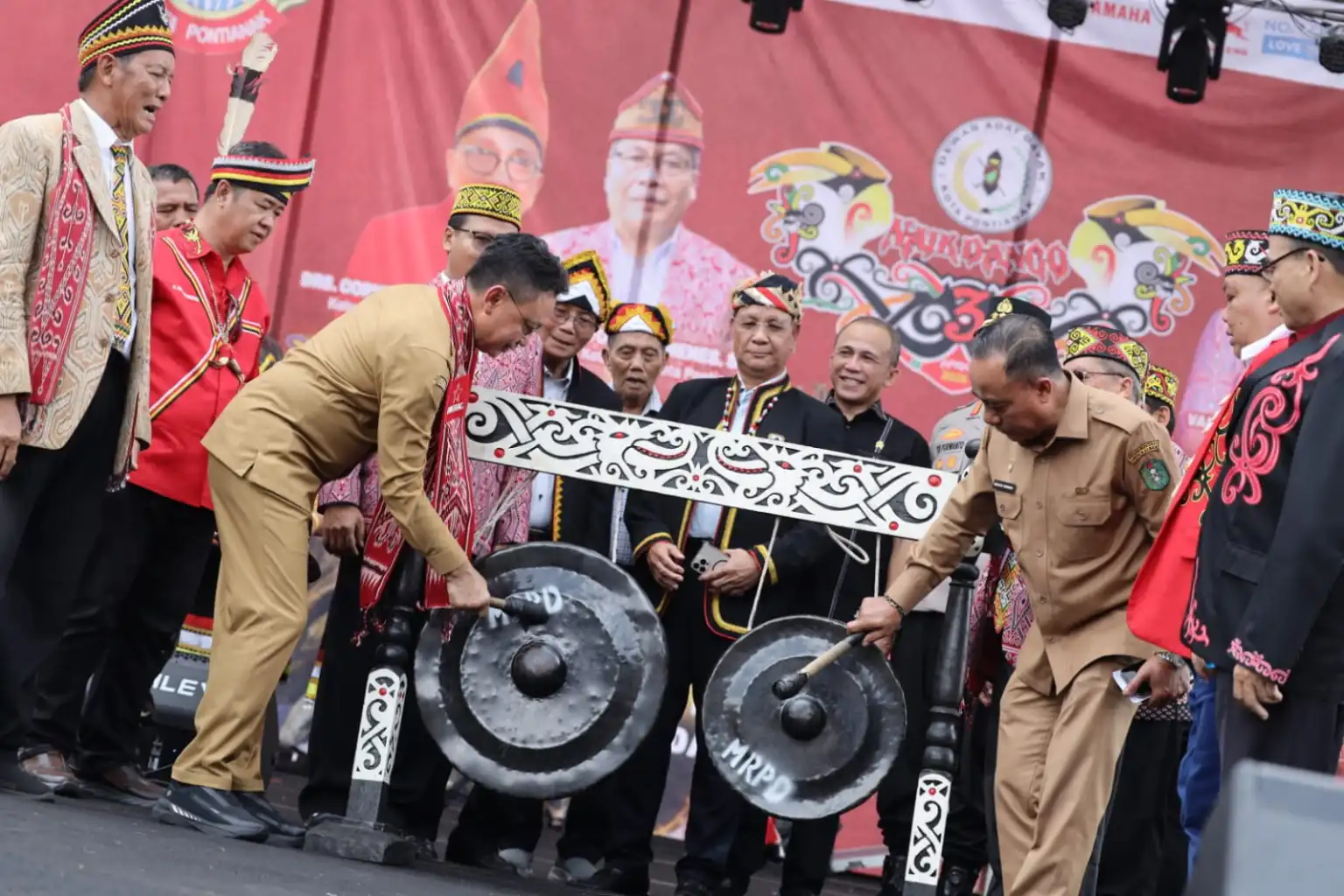 Pawai budaya Naik Dango 2026 di Pontianak dengan peserta mengenakan pakaian adat Dayak sebagai simbol pelestarian kearifan lokal.