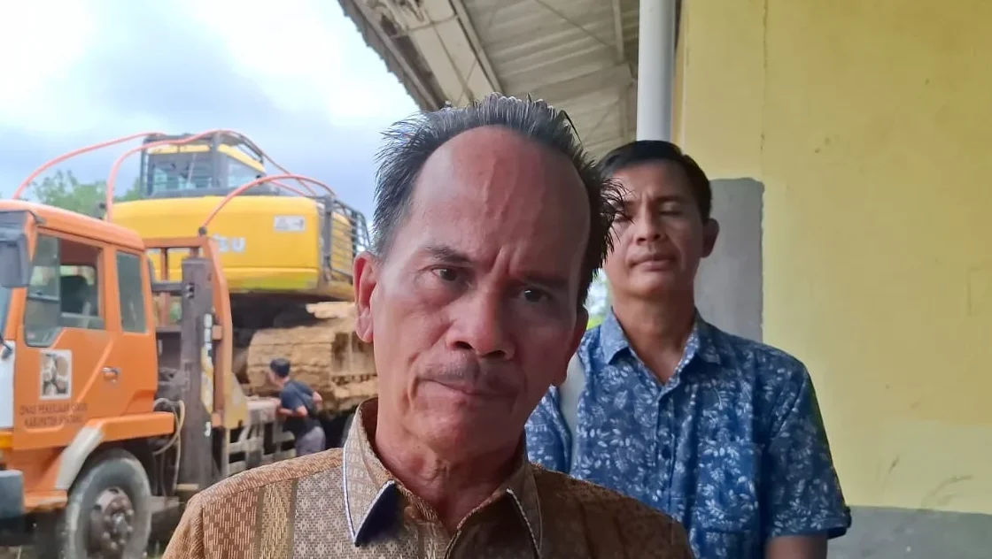 kondisi jalan rusak berlumpur di bedayan sintang