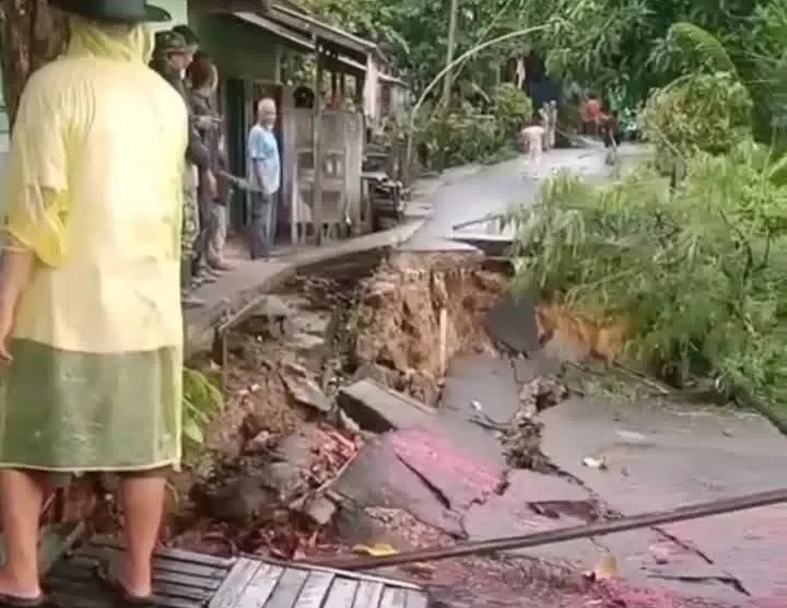 Longsor menutup Jalan Muara Gaduh di Sekadau