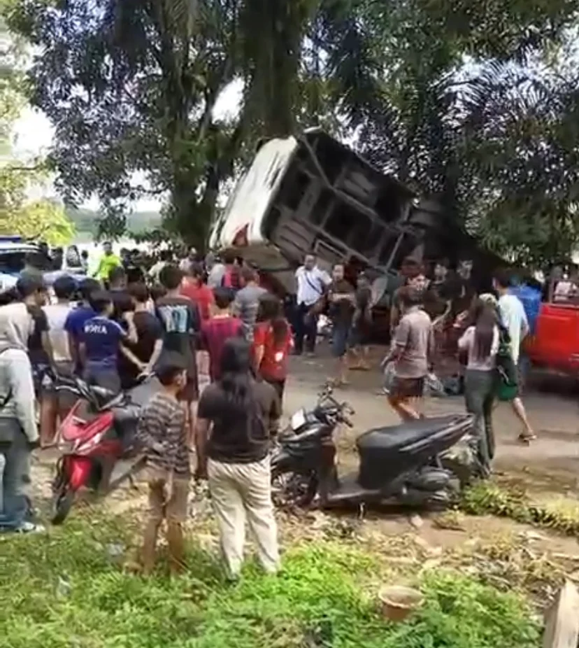 Kondisi bus Damri rute Sintang-Pontianak yang terbalik di turunan Penyeladi Sanggau mengakibatkan satu penumpang tewas