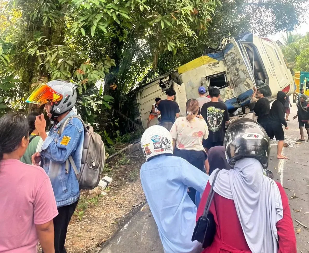 Evakuasi korban bus Damri Sintang-Pontianak terbalik di Turunan Penyeladi Sanggau oleh warga dan polisi