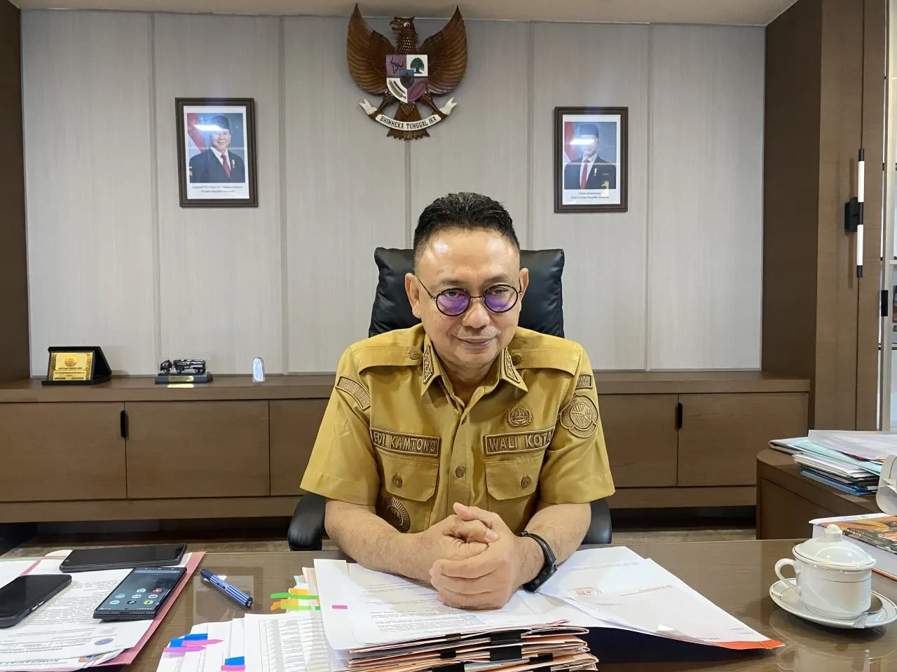 PKL di Pontianak membuang sampah ke Sungai Kapuas yang dilarang pemerintah