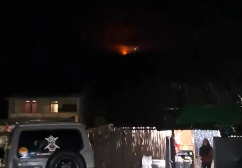 Benda bercahaya misterius melintas cepat di langit Sambas pada malam hari