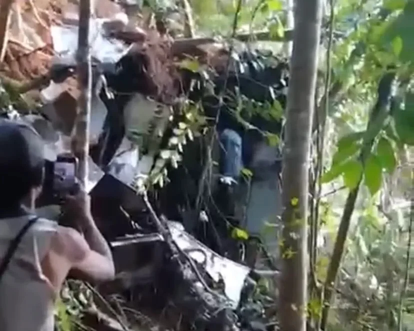 puing helikopter ditemukan di perbukitan sekadau, tim sar melakukan pencarian di hutan kalbar, lokasi jatuhnya helikopter di daerah perbukitan