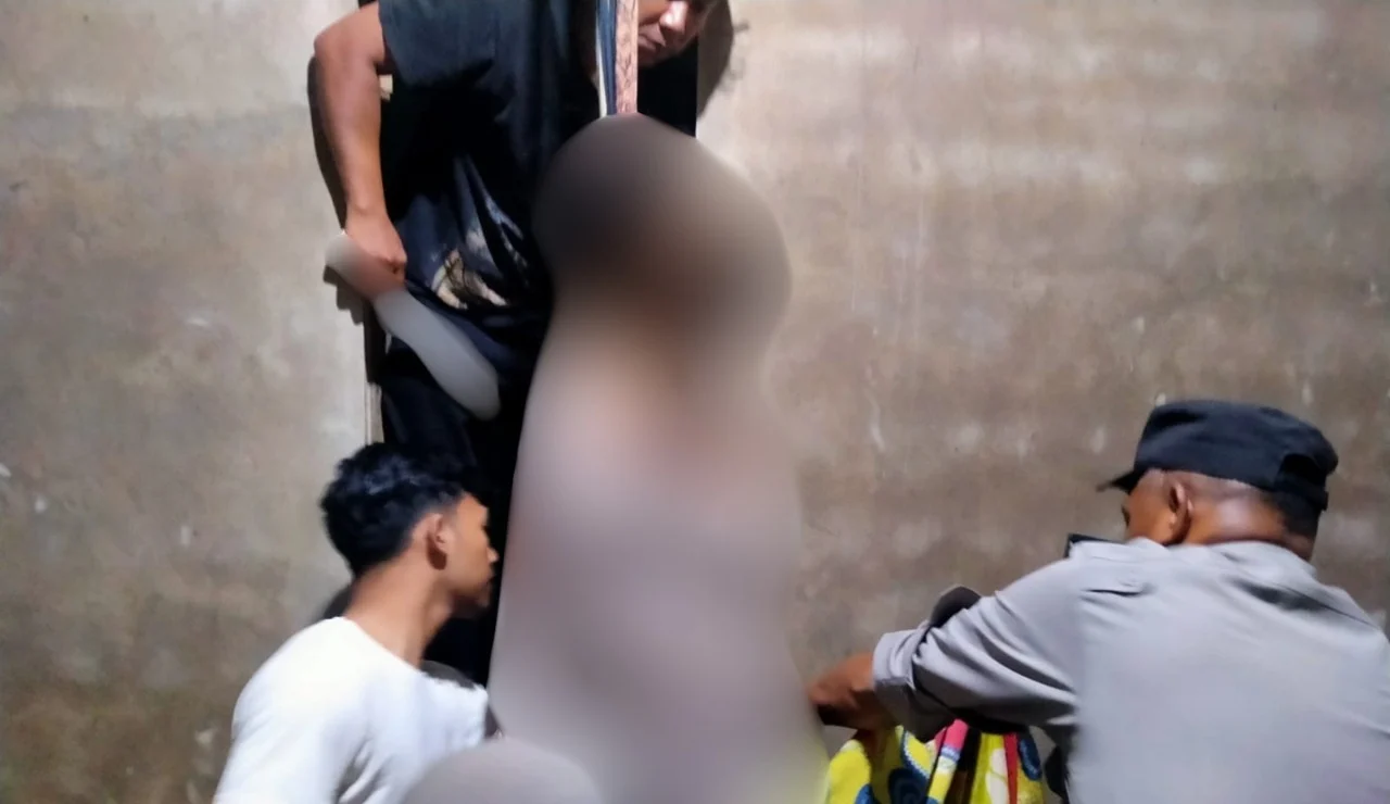 Petugas Polres Kubu Raya Olah TKP Penemuan Jasad Wanita Gantung Diri di Desa Kuala Dua