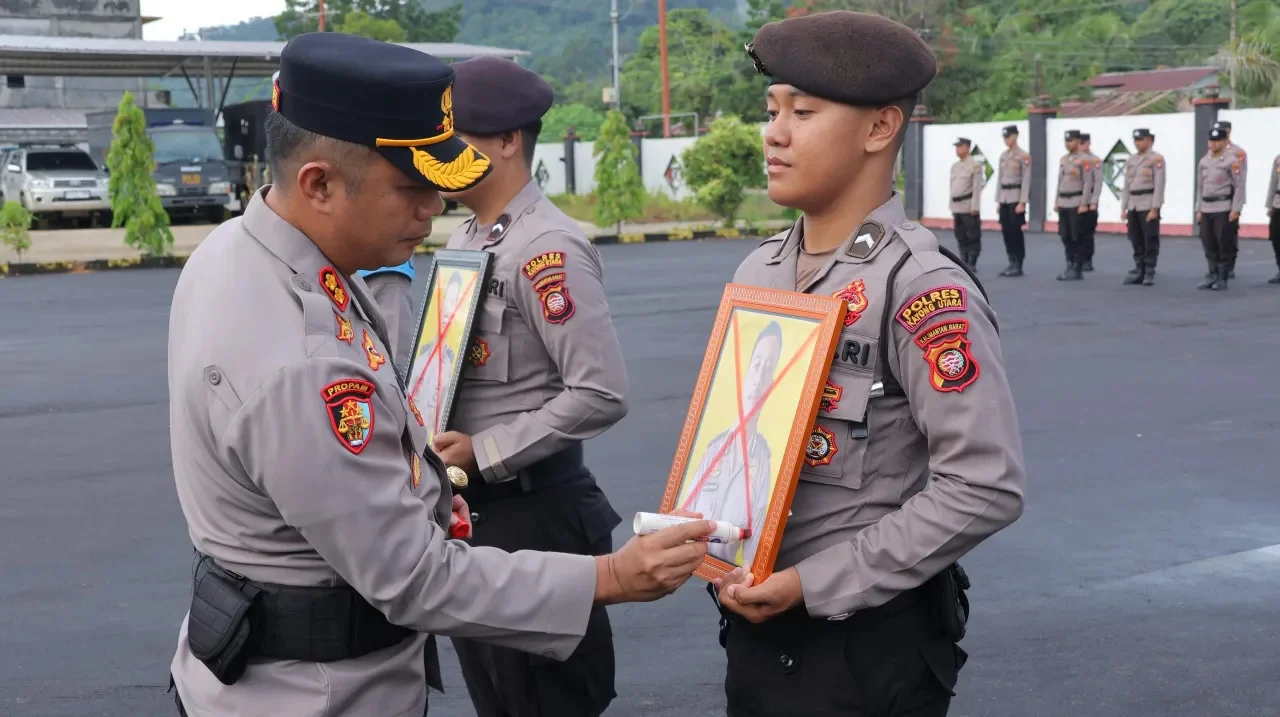 upacara pemecatan dua anggota polres kayong utara