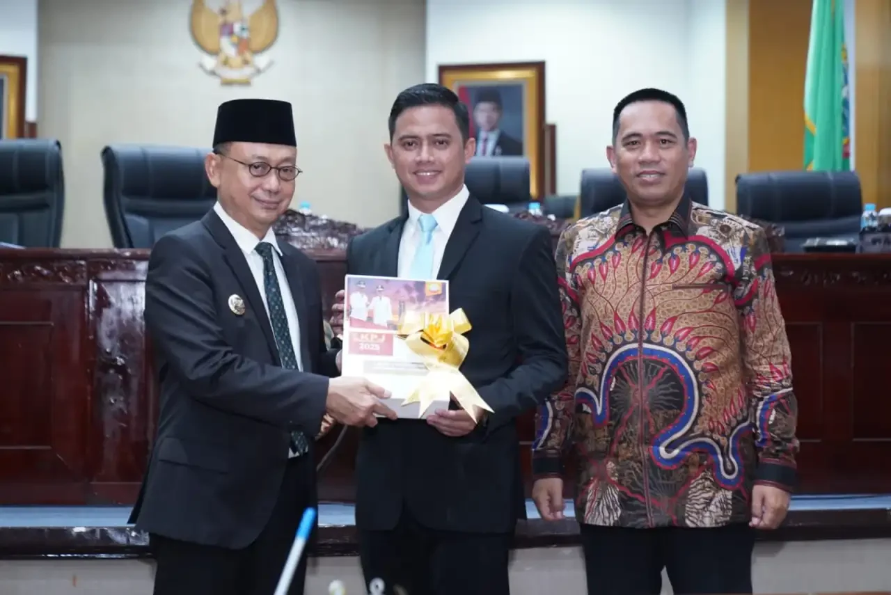 wali kota pontianak menyampaikan LKPJ 2025 di rapat resmi,