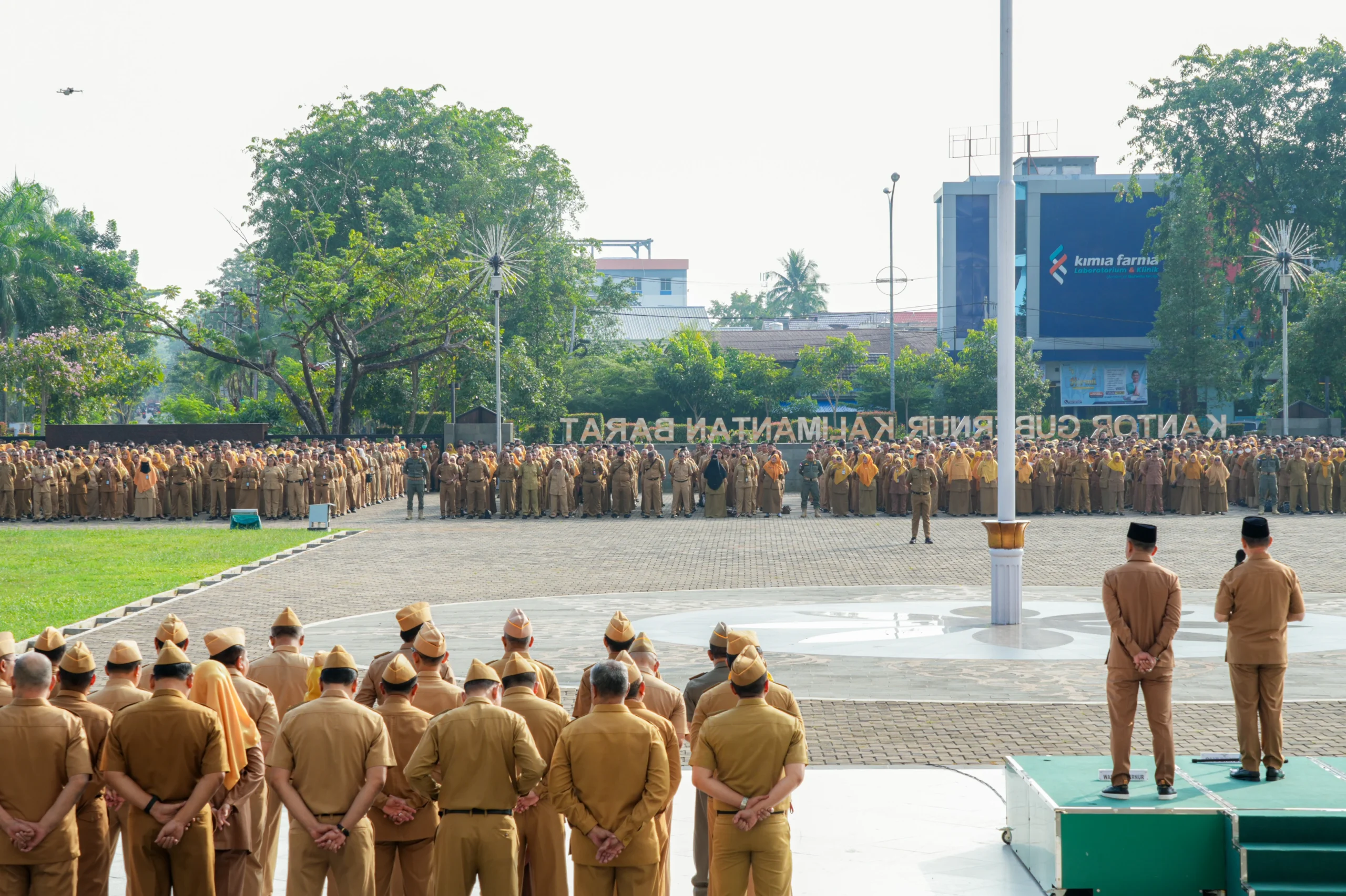 Gubernur Kalimantan Barat, Drs. H. Ria Norsan, M.M., M.H., memimpin langsung apel pagi perdana sekaligus kegiatan Halal Bihalal di lingkungan Pemerintah Provinsi Kalimantan Barat yang digelar di Halaman Kantor Gubernur