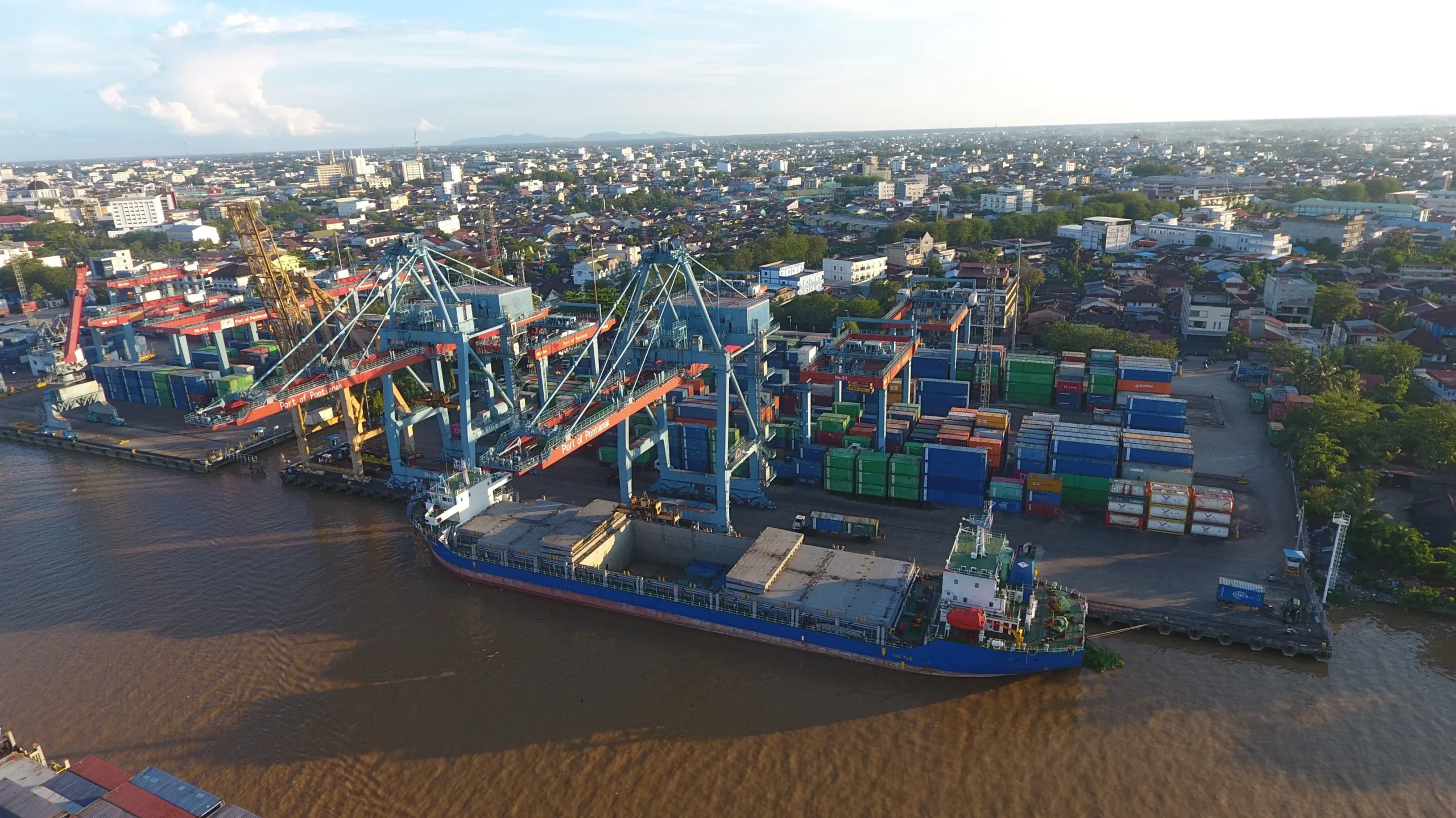 aktivitas dermaga dwikora pontianak terlihat lengang namun tetap berjalan