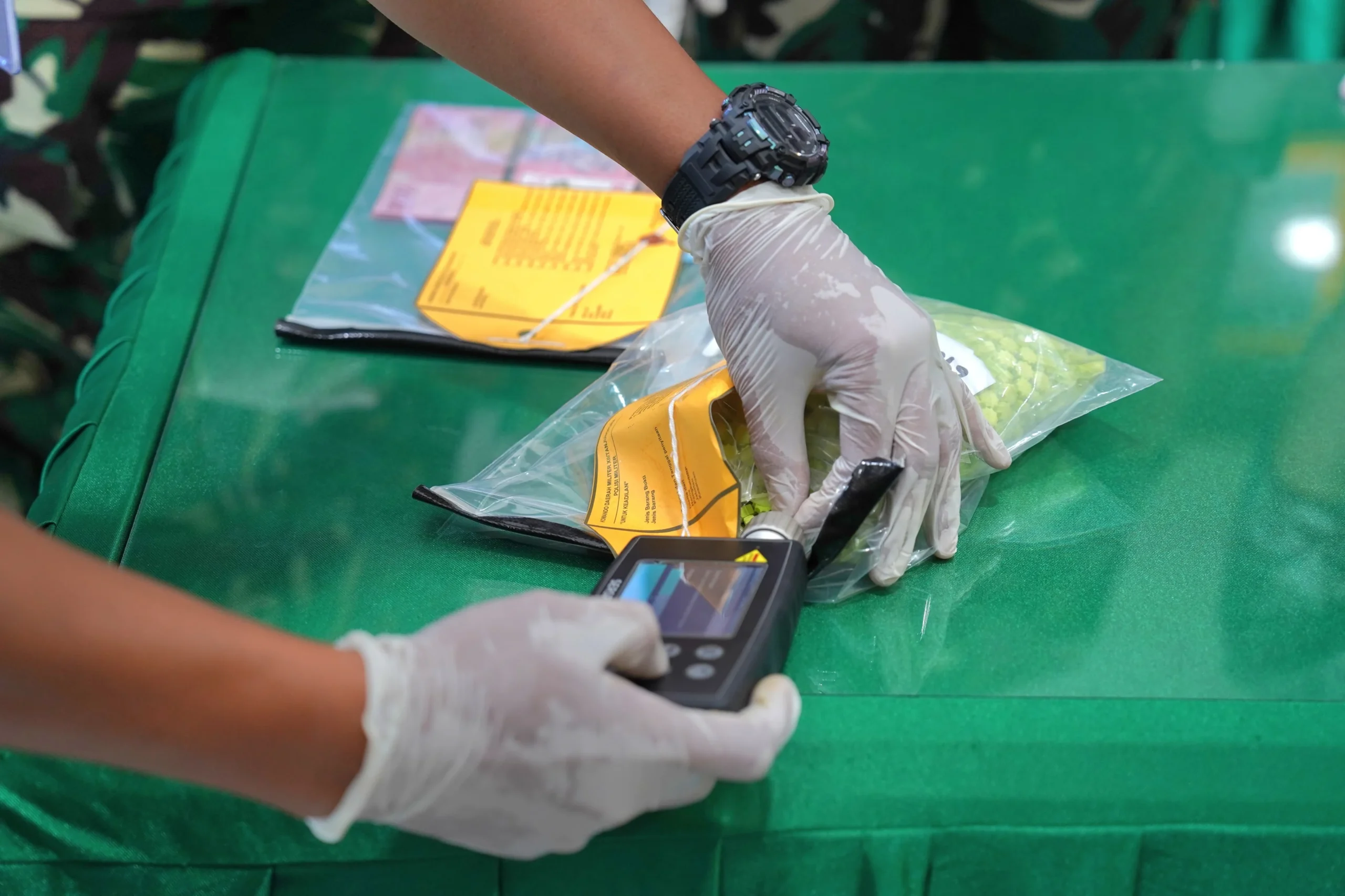 Gagalkan Penyelundupan 1.659 Butir Ekstasi di Perbatasan, Danrem 121/Abw Serahkan Pelaku dan Barang Bukti ke BNNP Kalbar