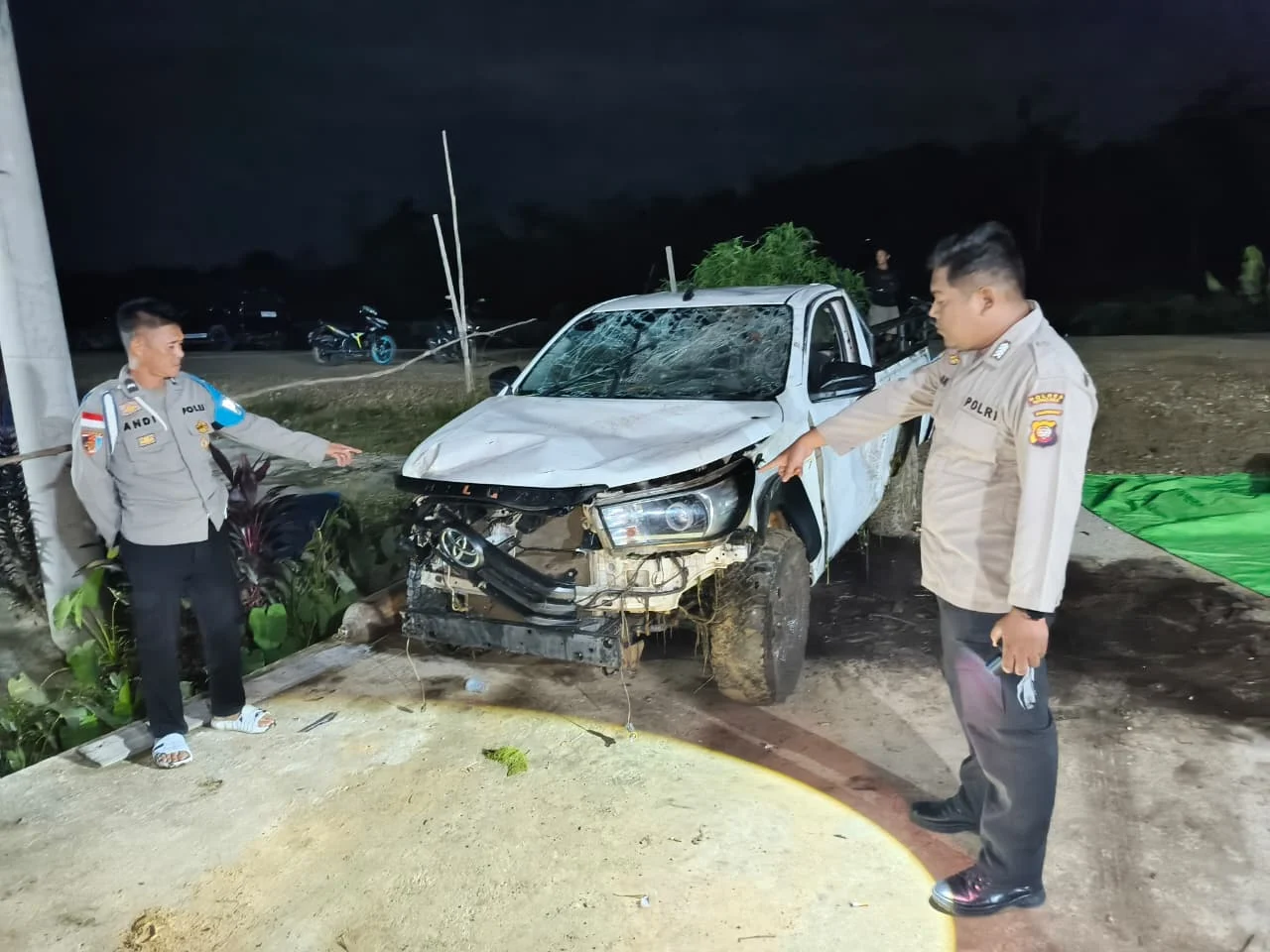 Kecelakaan Maut 2 Orang Meninggal Dunia Setelah Mobil Pick Up Terbalik di Parit