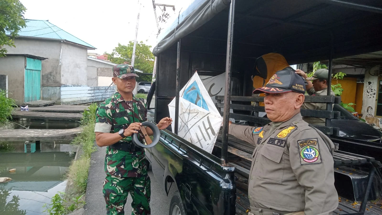 Petugas Satpol PP Pontianak mengamankan layangan dan tali gelasan saat razia di Pontianak Utara