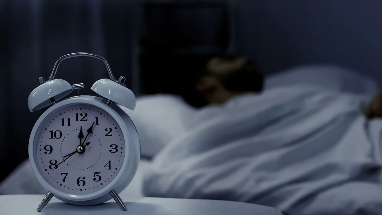 ilustrasi seseorang sulit tidur di malam hari, wanita bermain ponsel sebelum tidur, gangguan tidur yang berdampak pada kesehatan jantung
