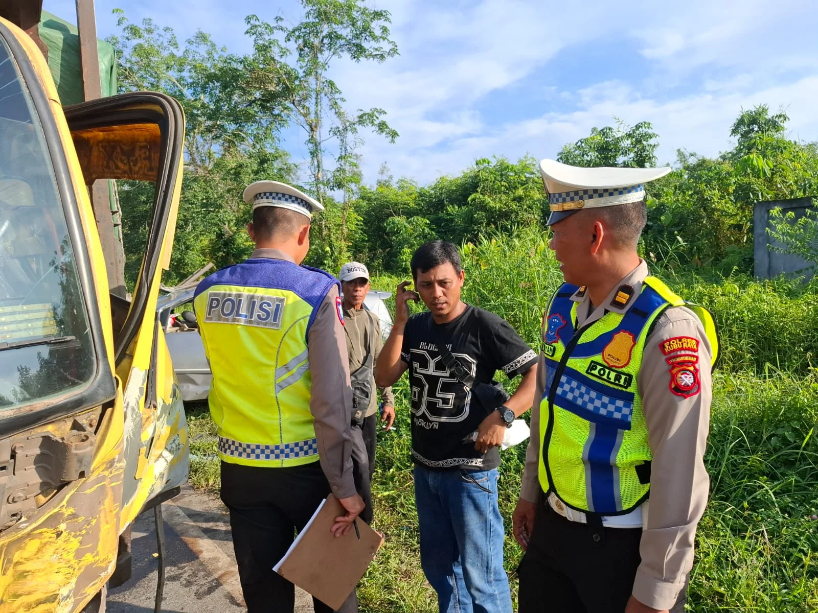 Truk bermuatan kelapa sawit terbalik di Jalur Trans Kalimantan wilayah Sanggau