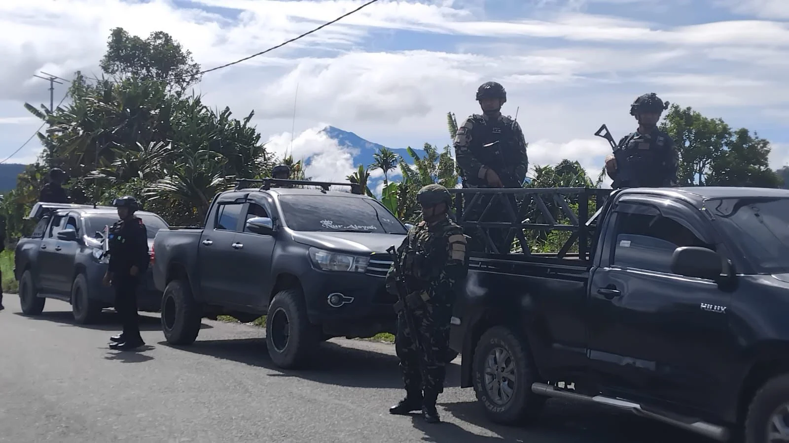 Satgas Pamtas RI-PNG menggelar kegiatan sosial bersama warga saat peringatan Hari Integrasi Papua