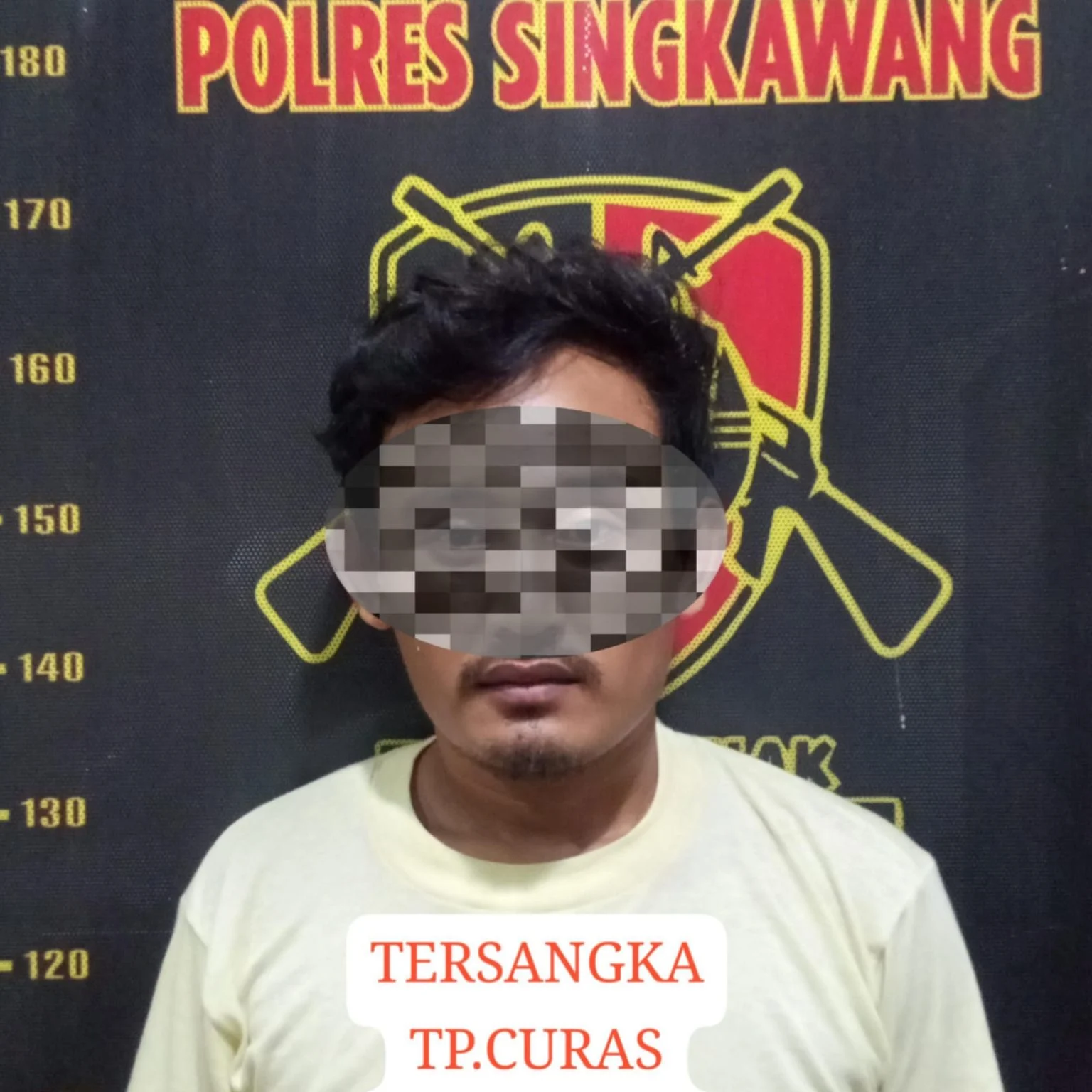 Tersangka saat digelandang petugas tim opsnal setelah Satreskrim Polres Singkawang ungkap kasus jambret yang melukai seorang ibu