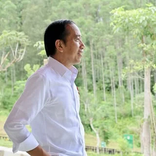 Joko Widodo saat memberikan keterangan pers kepada awak media di Solo ketika Jokowi tanggapi pleidoi Nadiem sebut semua kebijakan menteri dari presiden.