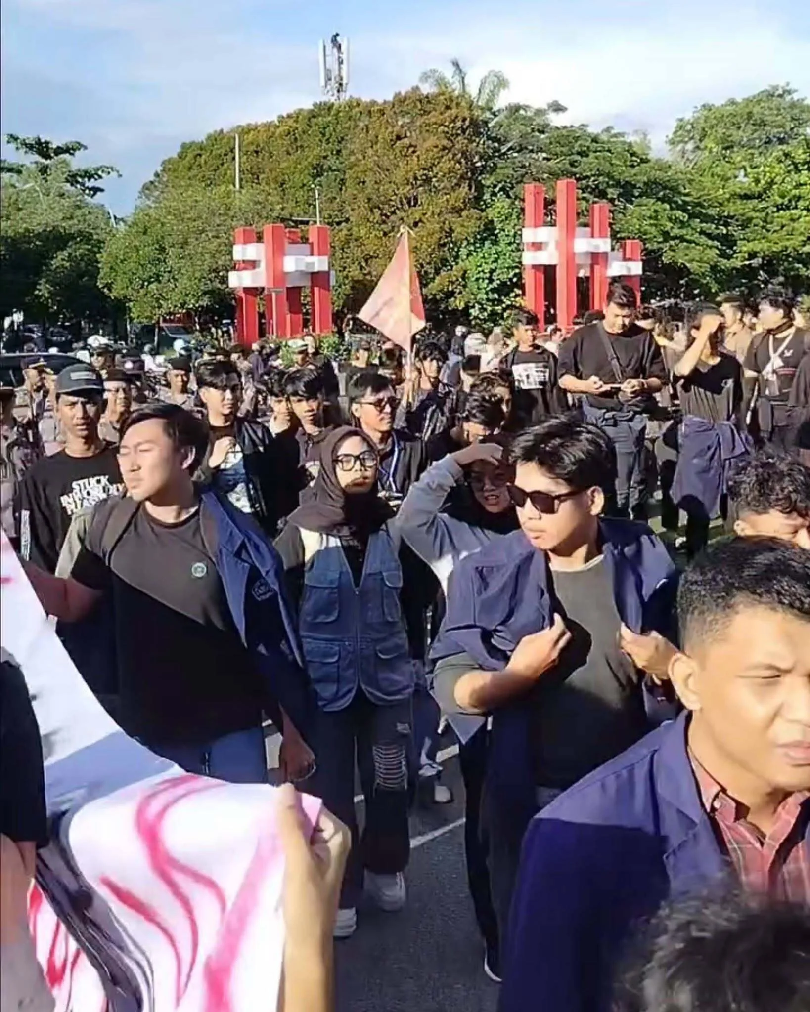 Ratusan mahasiswa menggelar aksi demonstrasi di Bundaran Tugu Digulis PontianaK