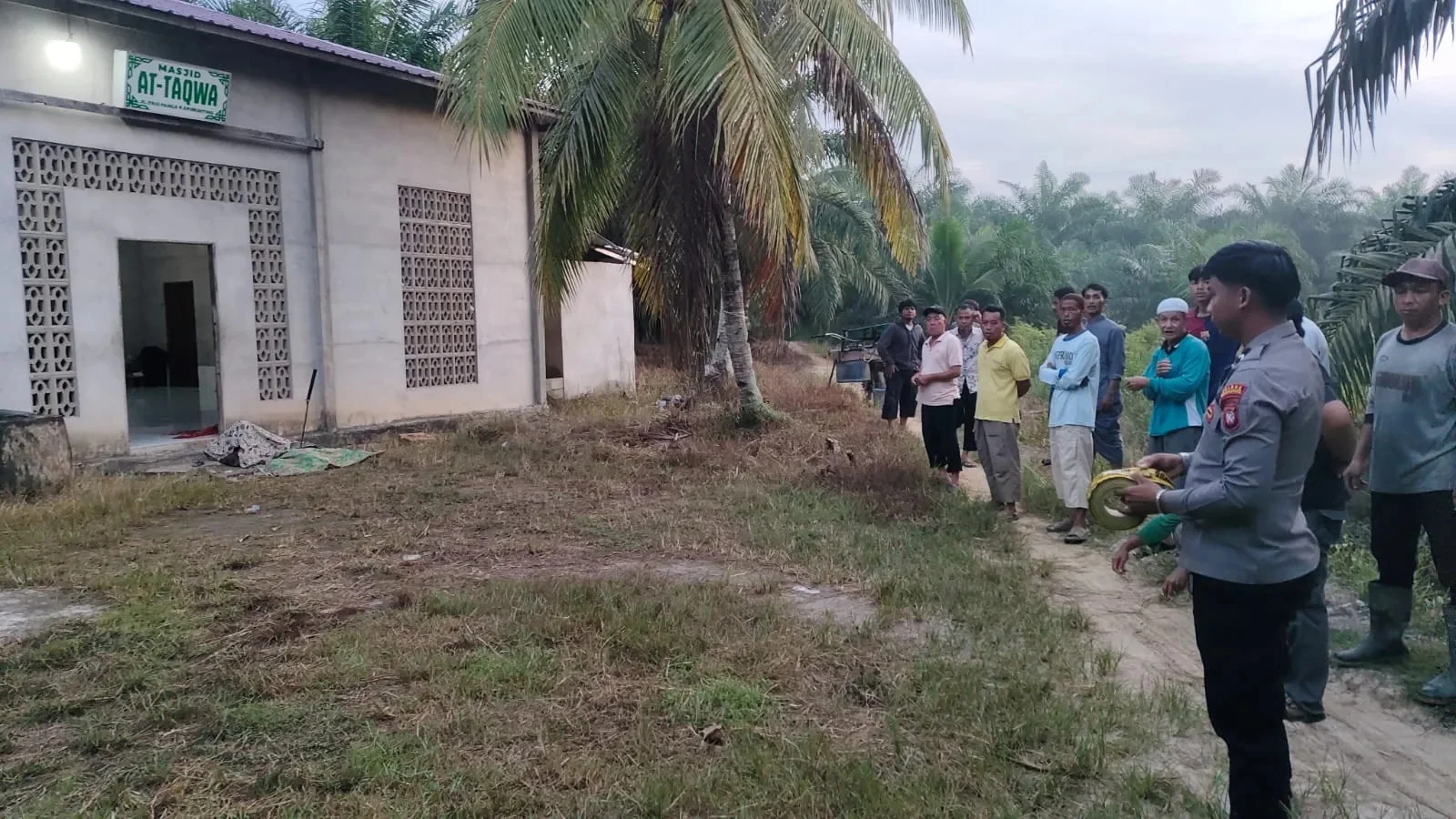 petugas di lokasi tempat kejadian perkara dugaan pembunuhan di Bengkayang