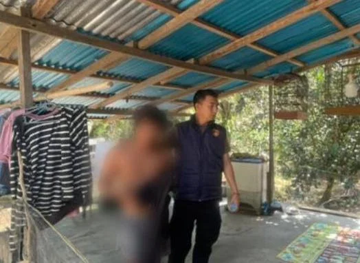 Petugas Satreskrim saat mengamankan barang bukti ponsel pintar di Mapolres setelah Polres Sekadau tahan pria 26 tahun terkait dugaan penyebaran konten pornografi.