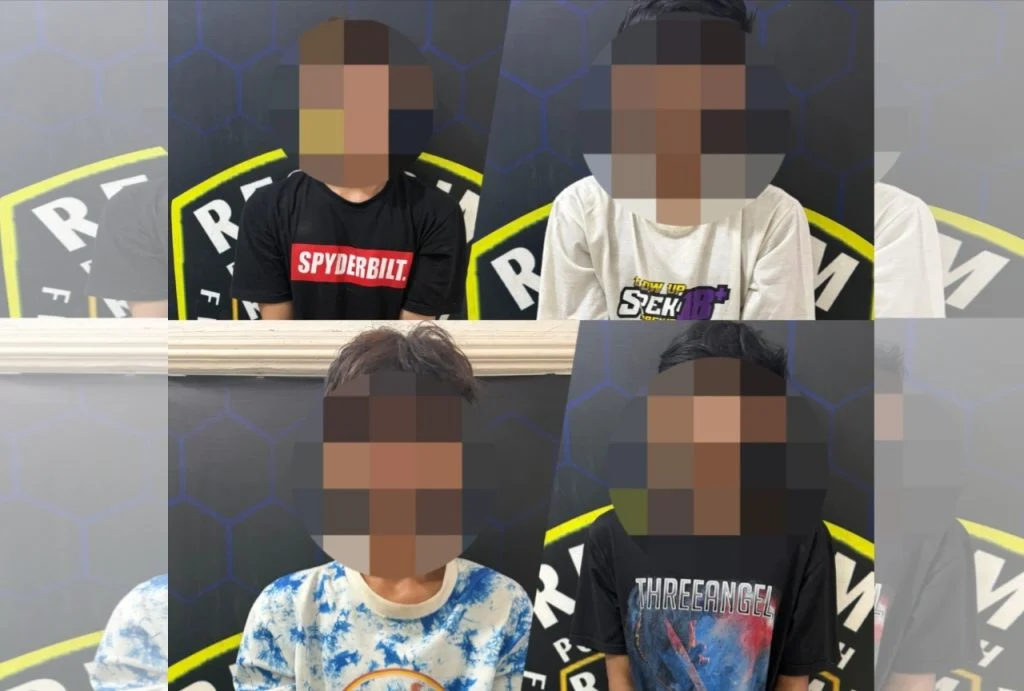 Para tersangka beserta barang bukti saat diamankan petugas setelah empat pelaku pembobolan toko di Segedong berhasil diringkus polisi.