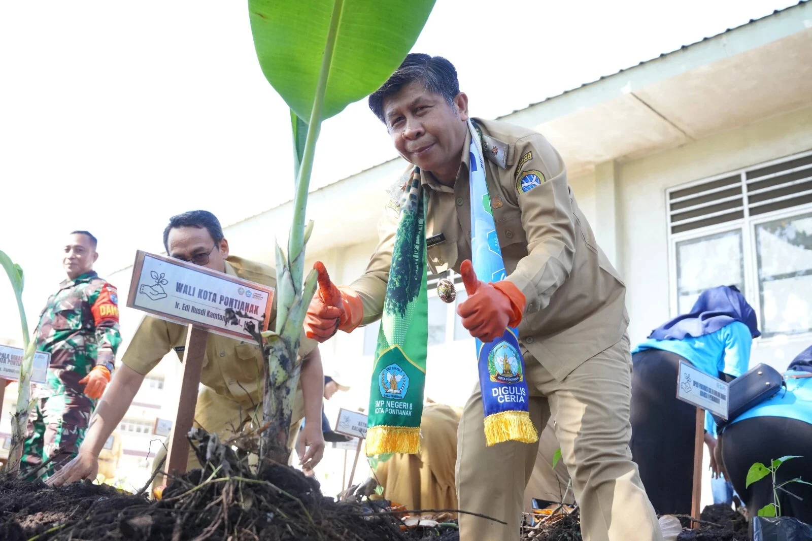 SMPN 8 Pontianak menerapkan sekolah hijau berbasis digital dengan QR Code pada setiap pohon.