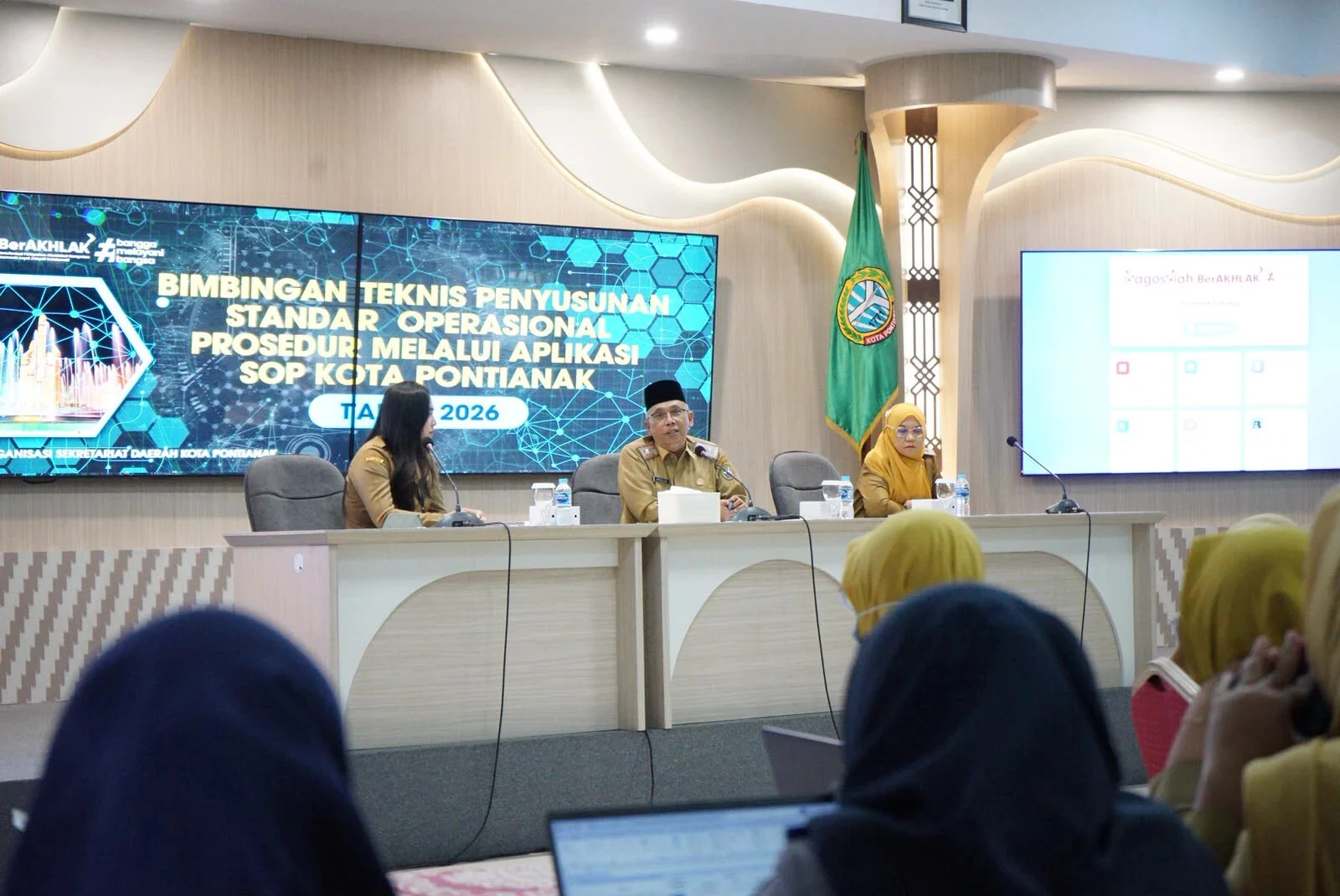 Sekda Amirullah saat memberikan arahan mengenai pentingnya SOP pelindung aparatur dari jeratan hukum dalam acara Bimtek di Aula Sultan Syarif Abdurrahman