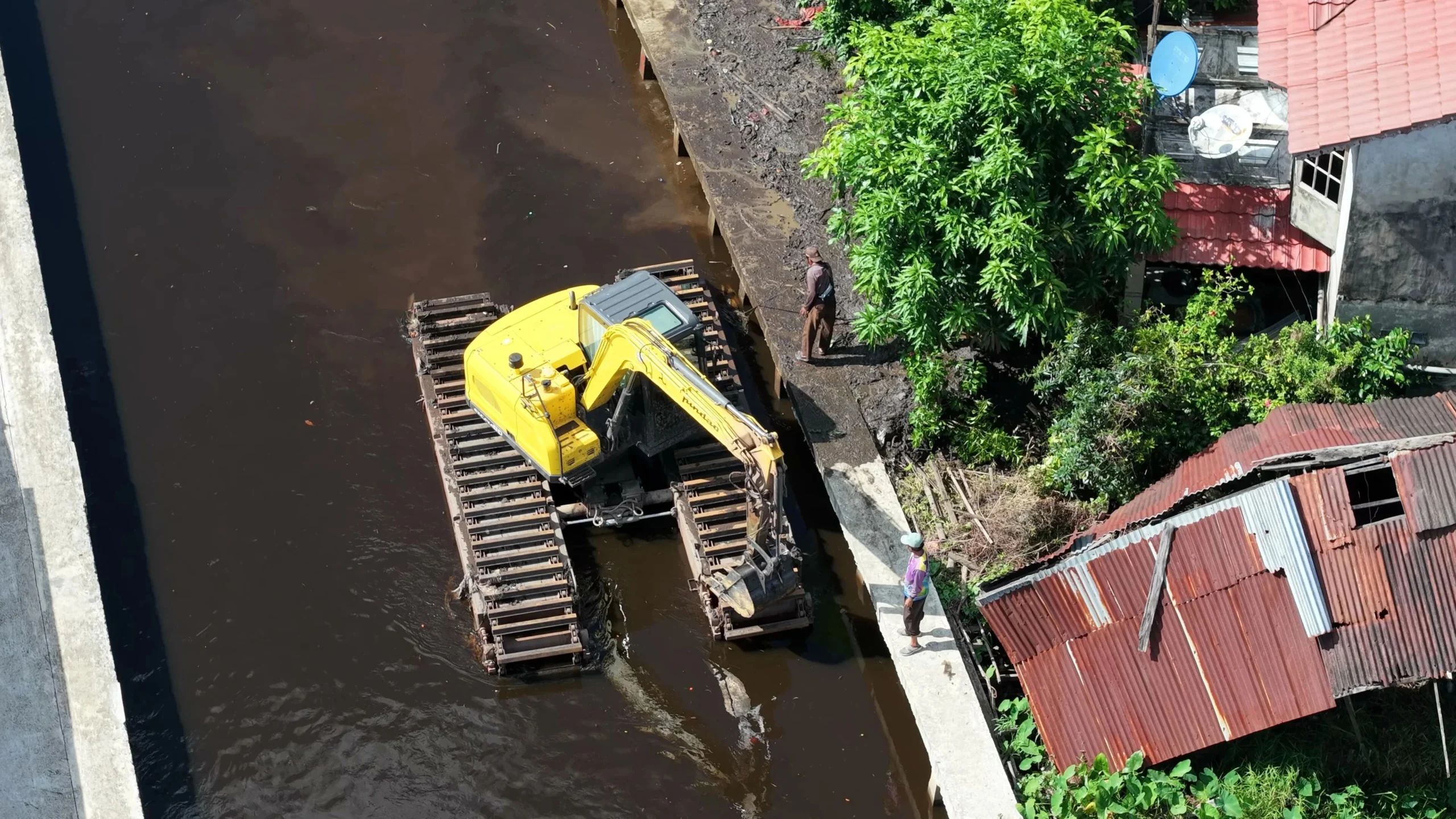 Eskavator amfibi melakukan normalisasi parit untuk mengurangi banjir di Kota Pontianak