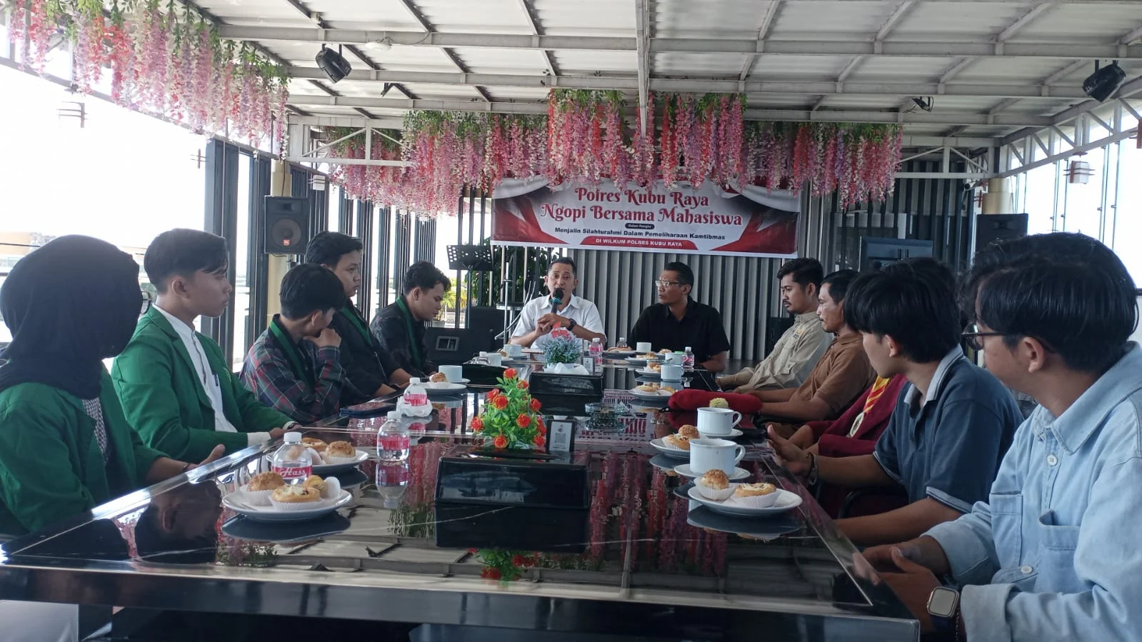 Jajaran Polres Kubu Raya saat menggelar kegiatan ngopi bareng dalam rangka silaturahmi bersama BEM dan OKP