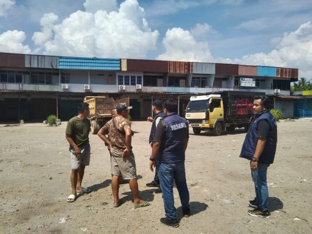 Petugas Satreskrim Polres Mempawah melakukan penertiban terhadap dugaan praktik premanisme dan pungutan liar di area SPBU yang menjadi lokasi antrean kendaraan angkutan barang.