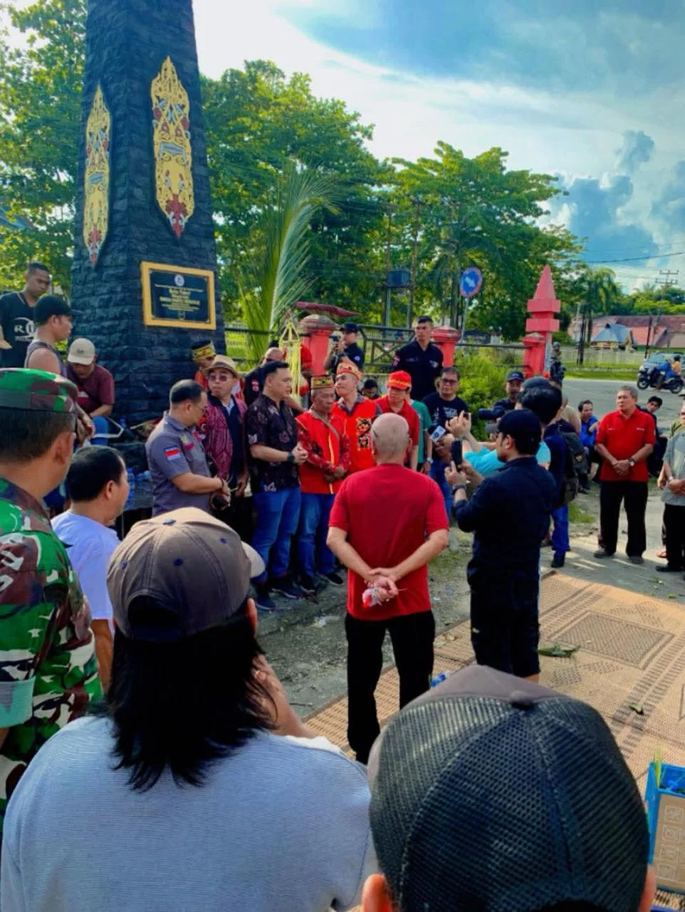 Suasana jalan di Kabupaten Landak saat pelaksanaan Ritual Balala atau Pantang Nagari yang membatasi aktivitas masyarakat selama 24 jam penuh.