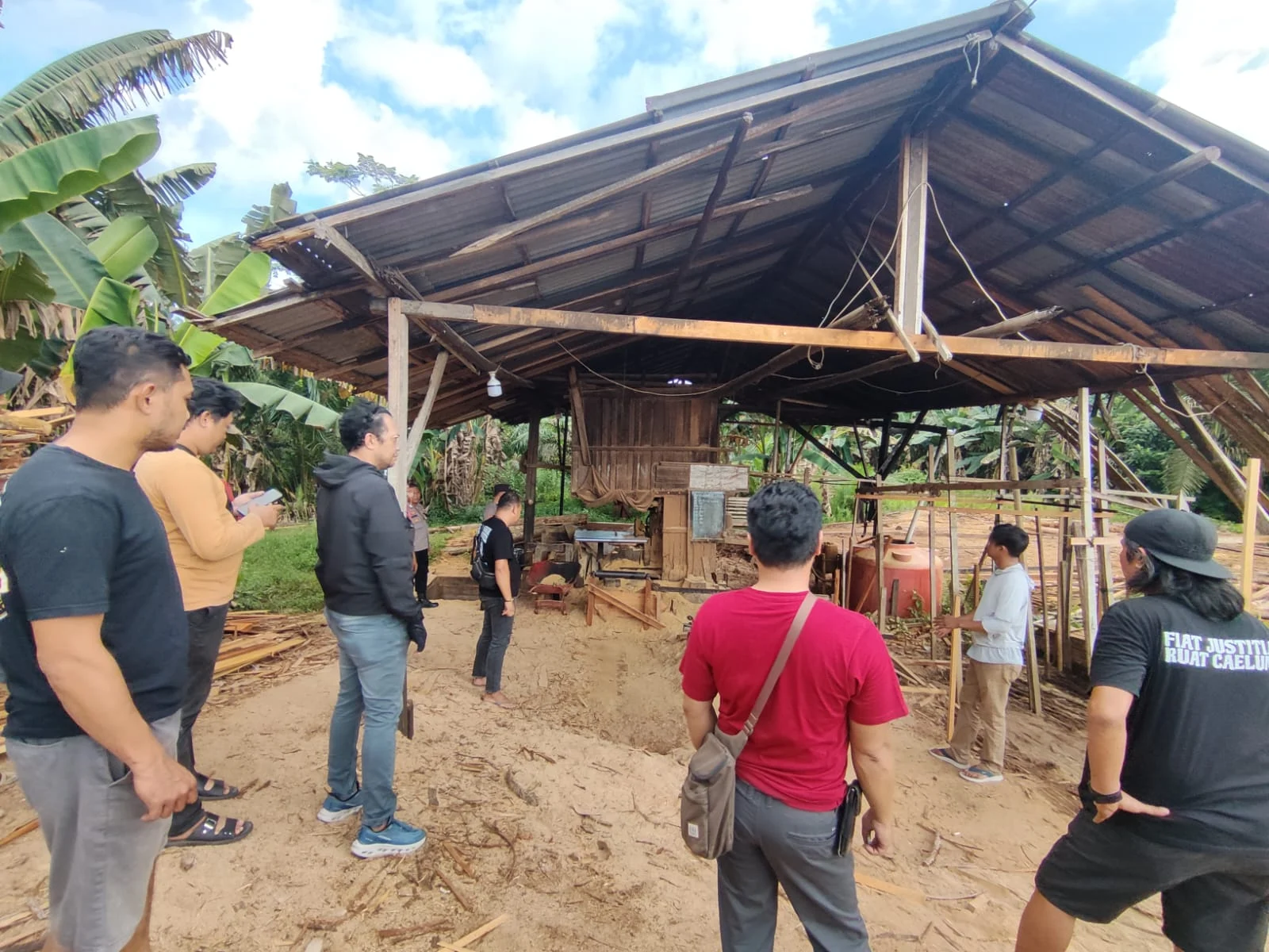 Petugas Polres Kubu Raya melakukan pemeriksaan di lokasi sawmill di Dusun Pancaroba, Kecamatan Sungai Ambawang, Kabupaten Kubu Raya.