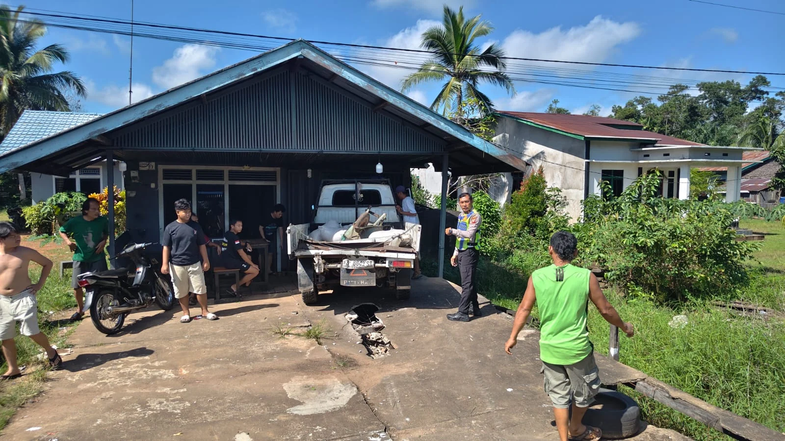 Kondisi kendaraan yang terlibat kecelakaan beruntun di Jalan Trans Kalimantan KM 33, Desa Pancaroba, Kubu Raya.