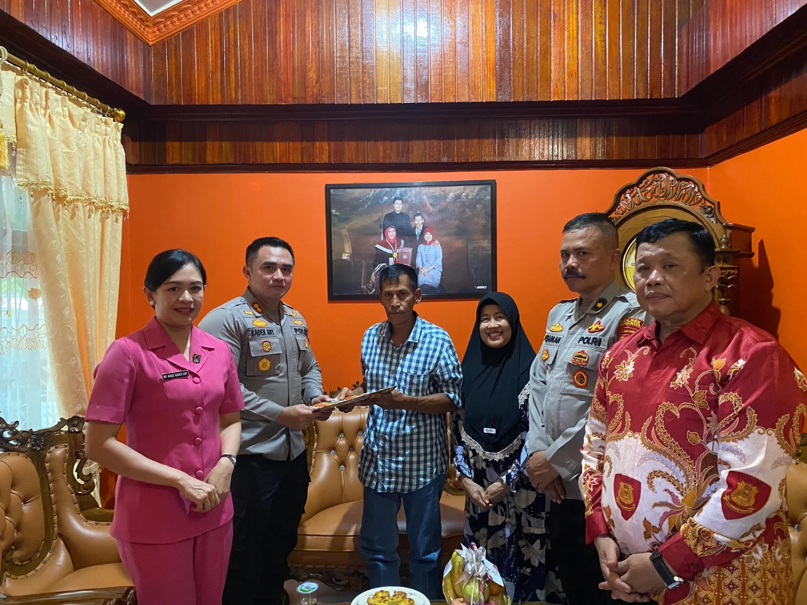 Kapolres Kubu Raya AKBP Kadek Ary Mahardika saat menyambangi rumah purnawirawan Polri di Kabupaten Kubu Raya.
