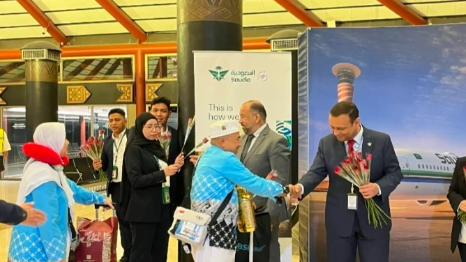 Suasana haru dan tertib saat ratusan jemaah JKS 01 tiba di Bekasi setelah menyelesaikan seluruh rangkaian ibadah di tanah suci