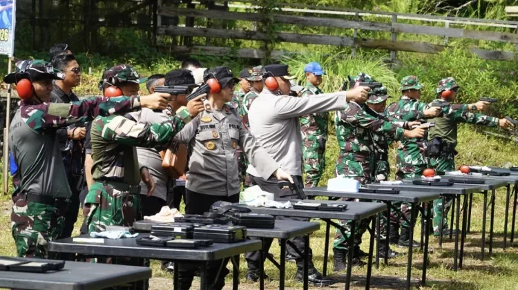 Personel Polres Kapuas Hulu mengikuti latihan menembak menjelang Hari Bhayangkara ke-80