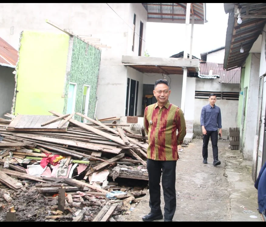 Wali Kota Pontianak Edi Rusdi Kamtono meninjau rumah warga yang dirobohkan karena kondisi bangunan miring dan berisiko roboh di Pontianak Timur