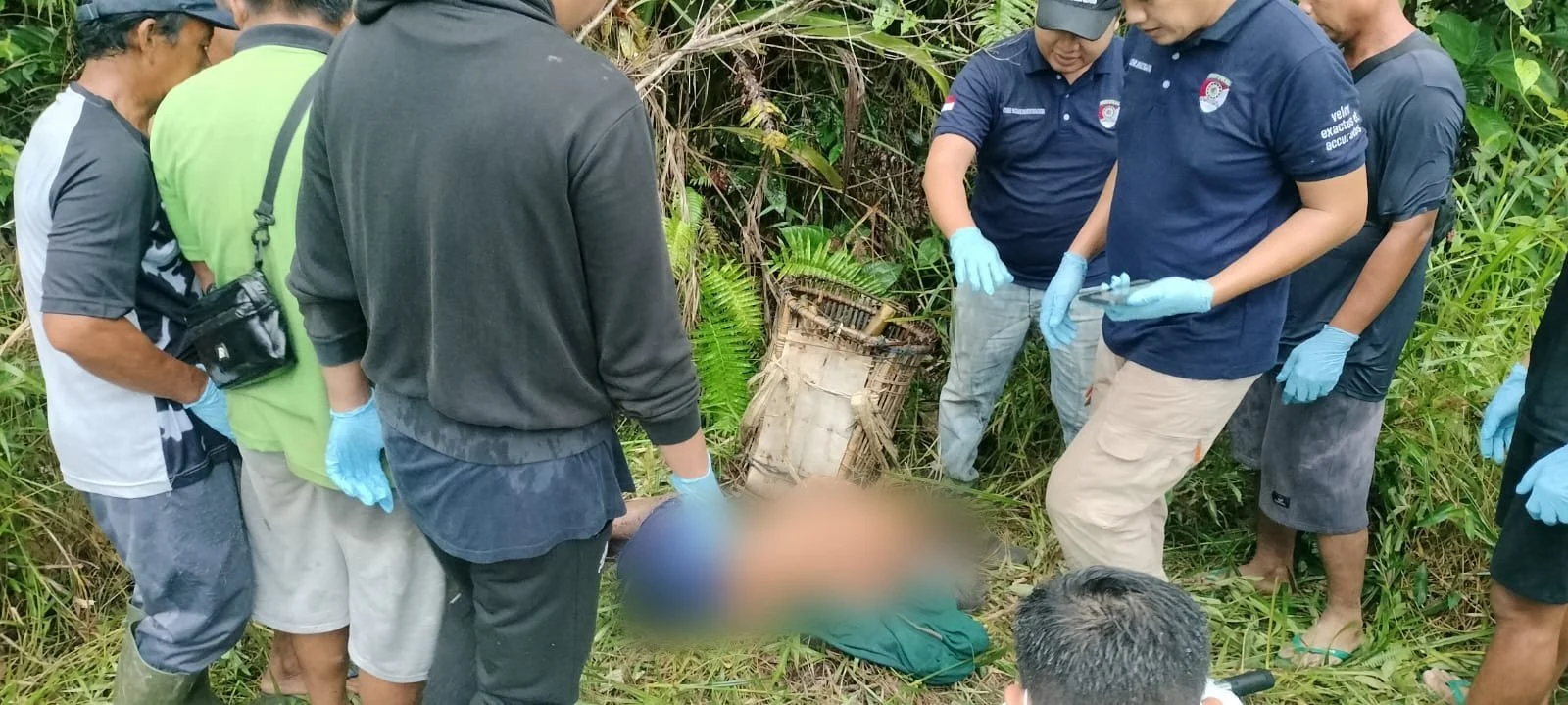 Petugas Inafis Polres Sekadau melakukan olah TKP penemuan mayat di Dusun Selabi.