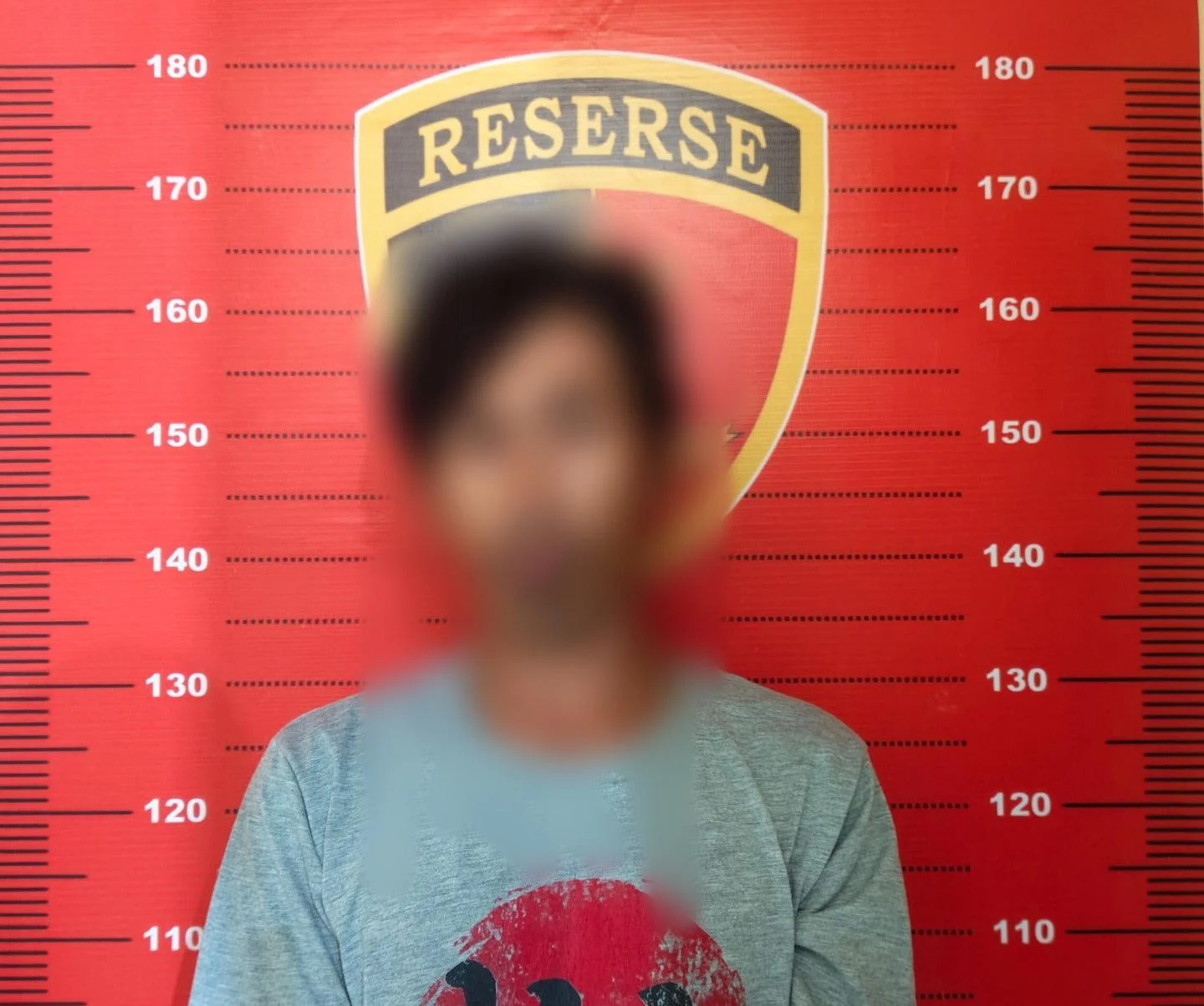 Petugas Satreskrim Polres Sekadau menunjukkan barang bukti hasil pengungkapan kasus pencurian.