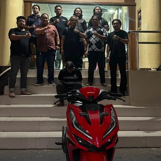 sepeda motor guru yang dicuri di area parkir sekolah saat korban sedang mengajar di Kabupaten Mempawah