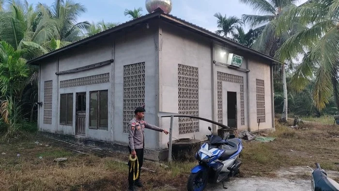 Foto: Polisi olah TKP di lokasi pembunuhan di masjid Bengkayang (Dok. Polsek Sungai Raya Kepulauan)