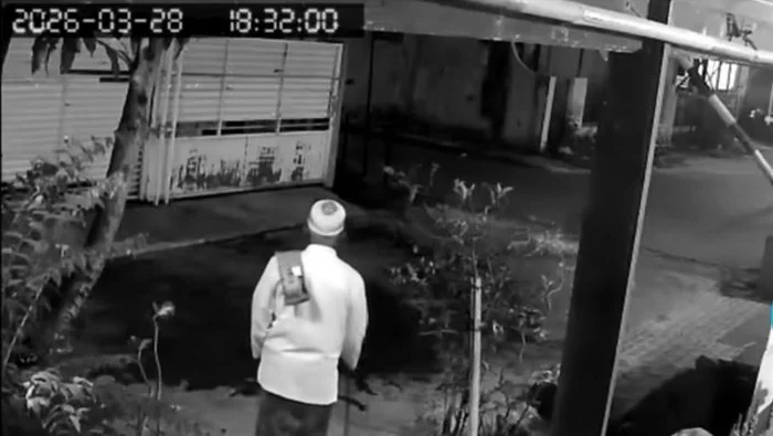 Aparat kepolisian saat melakukan penelusuran TKP terkait kasus tetangga siram air ke orang mau salat di Tangerang