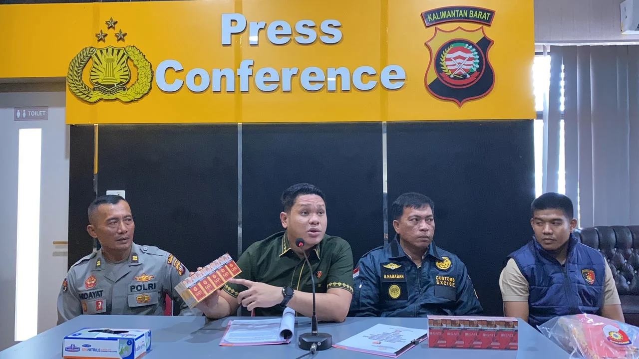 Satreskrim Polres Singkawang menunjukkan barang bukti ratusan slop rokok merek GATI yang diduga menggunakan pita cukai tidak sesuai peruntukan dalam konferensi pers di Mapolres Singkawang.