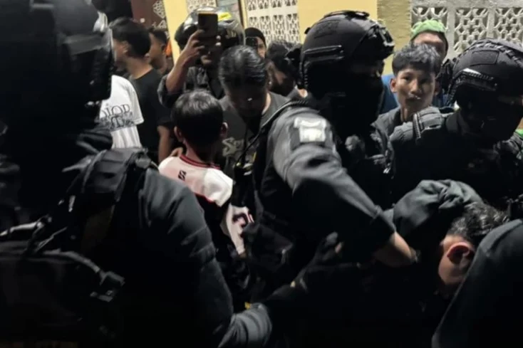 Personel Polres Singkawang mengamankan terduga pelaku pencurian kotak amal setelah menerima laporan warga melalui layanan 110