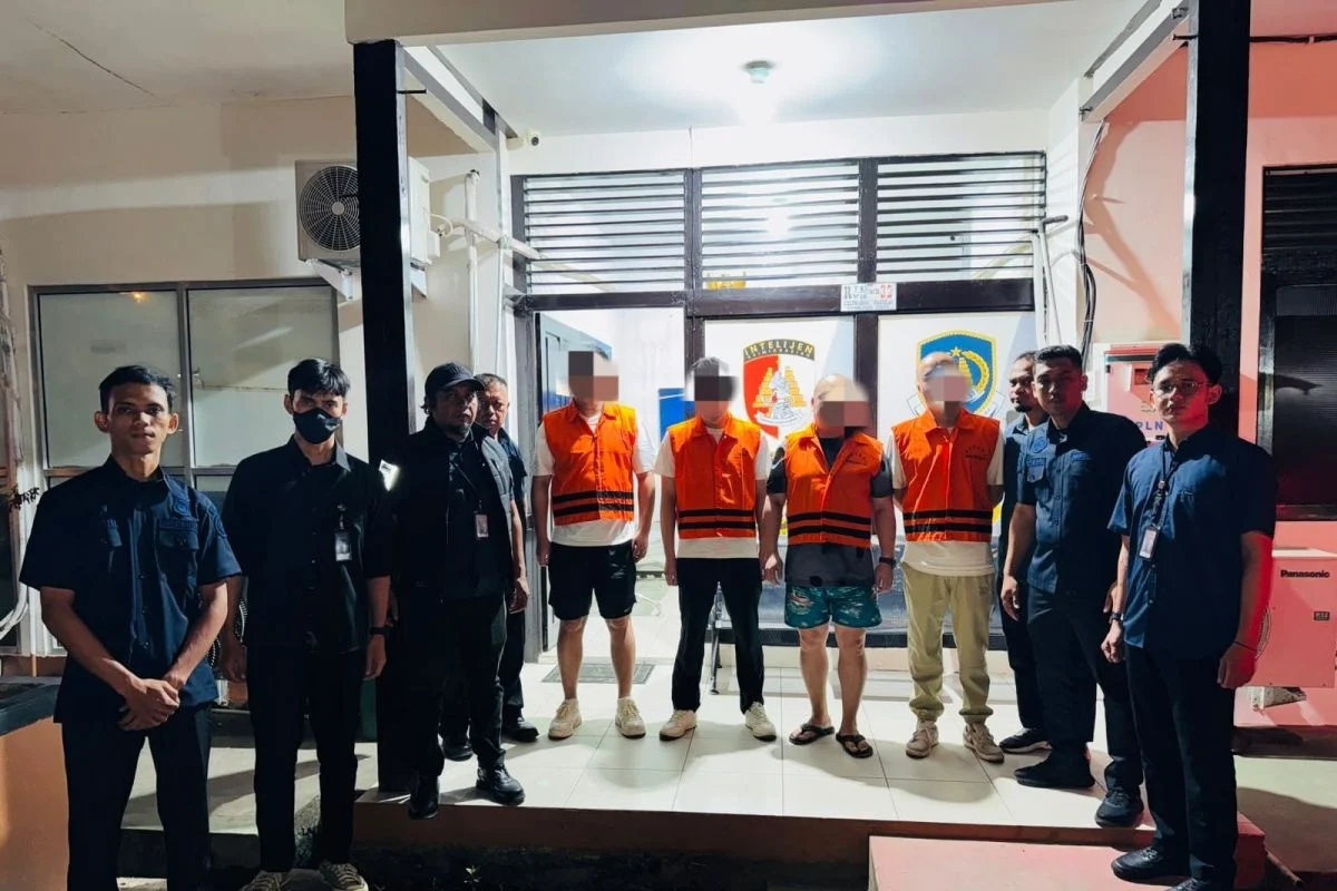 Petugas Imigrasi Singkawang mengawal empat warga negara China yang dideportasi dari Indonesia.