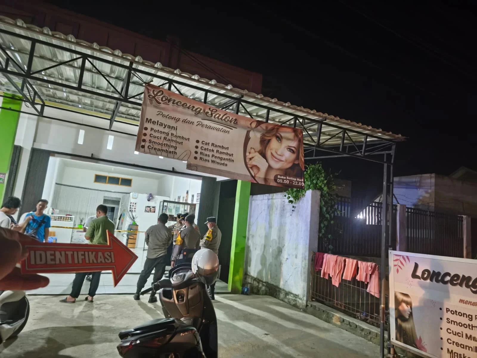 Petugas kepolisian melakukan olah TKP di sebuah salon di Kecamatan Sambas setelah seorang pria ditemukan meninggal dunia