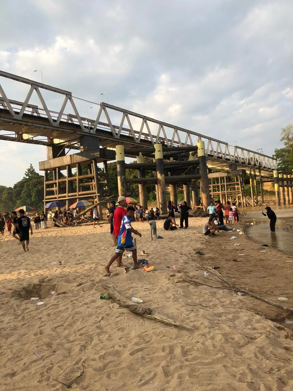 Hamparan pasir di Sungai Melawi yang menjadi pantai dadakan saat musim kemarau.